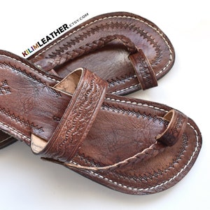 Sandales en cuir marron foncé : chaussures plates marocaines faites main