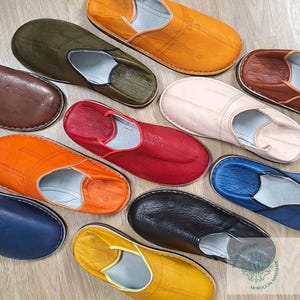 Babouches Marocaines en Cuir Organique Faites à la Main, Chaussons en Cuir pour Femmes et Hommes, Chaussures Marocaines Teintes à la Main