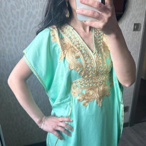 Gandoura Marocaine Caftan en coton broderie bohème traditionnelle et orientale pour femme avec broderie dorée plusieurs couleurs