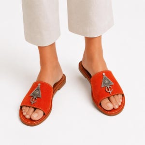 Sandales Marocaines Berbères en Cuir Orange | Fait Main à Marrakech | Khmissa Main de Fatima | Artisanat Traditionnel