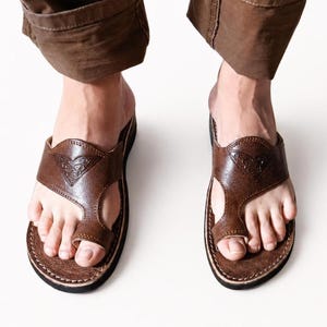 Sandals Homme en Cuir Véritable – Fabriquées à la Main à Fès, Maroc | Sandales Artisanales Confortables en Cuir Pleine Fleur | Cadeau Homme