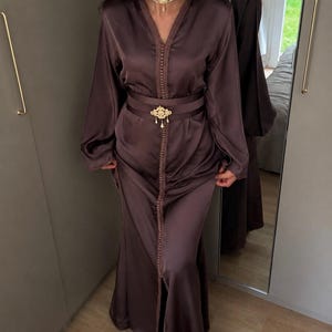 caftan marocain uni drap de soie avec sa ceinture et son collier
